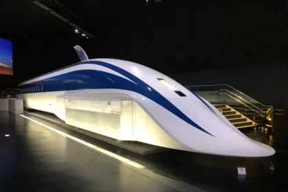 Jurnaliști japonezi rămași fără cuvinte după ce un tren a trecut pe lângă ei cu 500 km/h