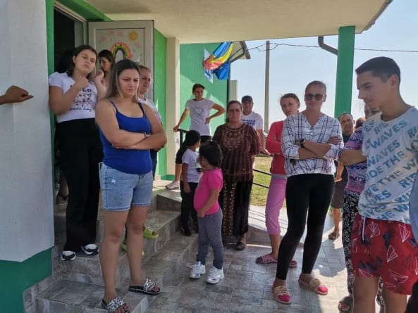 Comasarea școlilor în Olt: elevi de 7 ani obligați să parcurgă drumuri lungi pentru a învăța. „Și de aici au ieșit oameni mari, să știți! Vrem aici