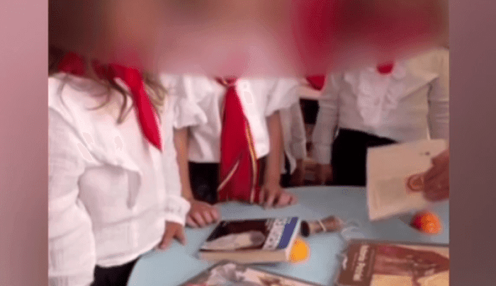 ISJ Satu Mare anchetează distribuirea de cravate și materiale despre Ceaușescu adresate elevilor