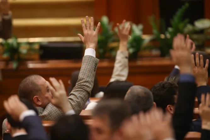 Scandal aprins în Parlament: jigniri dure și acuzații șocante în timpul dezbaterilor