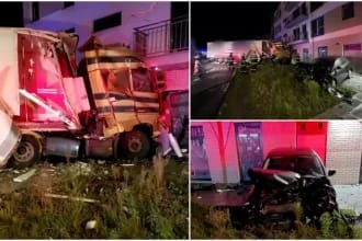 Accident rutier grav în Cluj-Napoca: Tirul distruge două mașini, doboară un stâlp și se oprește într-un bloc