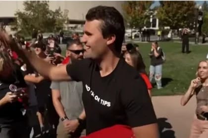 Gesturi suspecte în jurul lui Charlie Kirk chiar înainte de împușcătura fatală