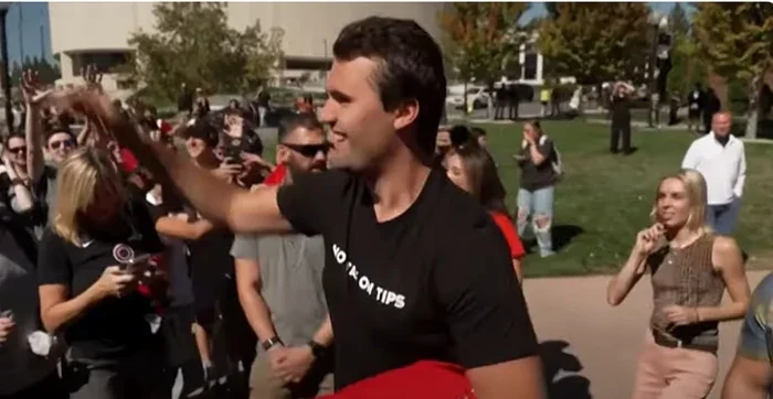 Gesturi suspecte în jurul lui Charlie Kirk chiar înainte de împușcătura fatală Gesturi suspecte în jurul lui Charlie Kirk chiar înainte de împușcătura fatală