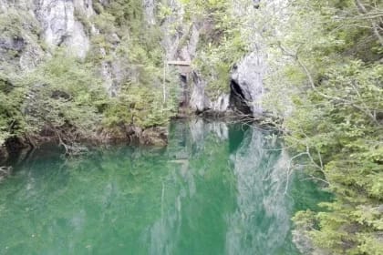 Destinația din România unde fiecare pas poate fi o prăbușire de zeci de metri în apă