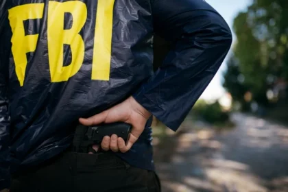 Alertă în Utah: Dispozitiv exploziv găsit sub o maşină a presei, suspectul anchetat de FBI pentru terorism
