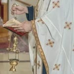 Preot acuzat că și-a agresat de două ori în aceeași zi soția și fiul adolescent de 17 ani