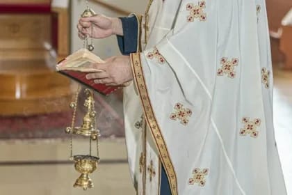 Preot acuzat că și-a agresat de două ori în aceeași zi soția și fiul adolescent de 17 ani