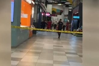Panică în mallul din București: Bărbat înjunghiat cu propria armă după un conflict legat de fosta iubită