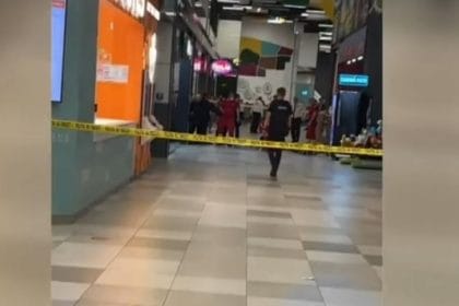 Panică în mallul din București: Bărbat înjunghiat cu propria armă după un conflict legat de fosta iubită
