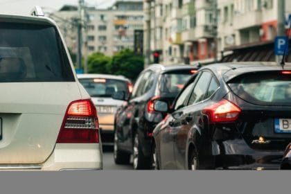 Câte zile pierd românii în trafic și de ce aglomerația atinge vârful la prânz