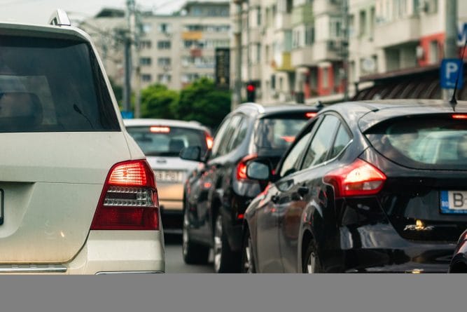 Câte zile pierd românii în trafic și de ce aglomerația atinge vârful la prânz