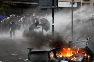 Franța în stradă: sute de mii de oameni revoltați, „Mătura” devine simbolul revoltei uriașe