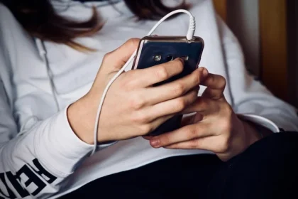 Cât timp petrec elevii de gimnaziu din România online și impactul asupra echilibrului emoțional și sănătății mintale în urma unui studiu amplu