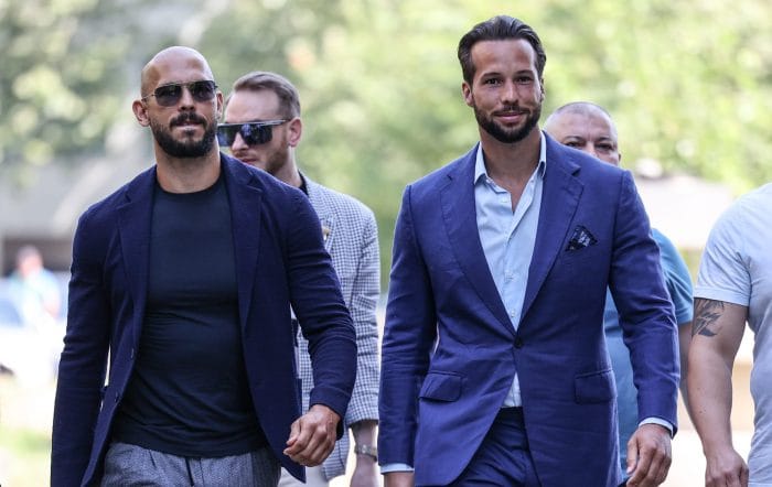 Bărbat surprins cu armă lângă casa fraților Andrew și Tristan Tate, intervenție rapidă a poliției