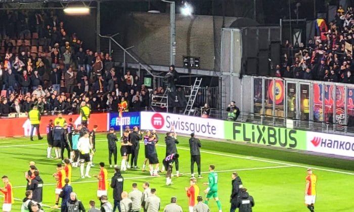 Confruntarea surprinzătoare dintre Peluza Nord și jucătorii FCSB-ului după meciul din Olanda Confruntarea surprinzătoare dintre Peluza Nord și jucătorii FCSB-ului după meciul din Olanda