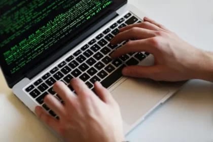 Peste 4.000 de site-uri blocate în Republica Moldova după un val masiv de atacuri cibernetice