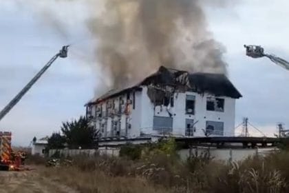 Incendiu devastator la un hotel din Prahova: un muncitor nepalez și-a pierdut viața, altul este dat dispărut