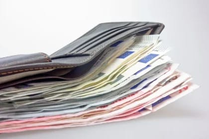 Românii retrag masiv bani din pensiile private înainte de introducerea taxei CASS