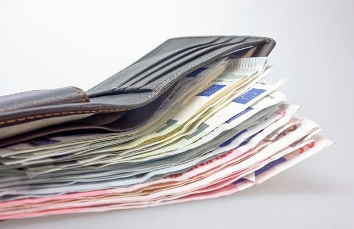 Românii retrag masiv bani din pensiile private înainte de introducerea taxei CASS