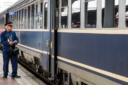 Achiziționarea biletelor CFR cu rezervare de loc va fi suspendată miercuri