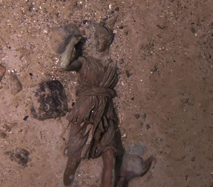 Căutată decenii după scufundarea Titanicului, statuia unică din salonul de lux a fost descoperită când speranțele păreau să fi dispărut Căutată decenii după scufundarea Titanicului, statuia unică din salonul de lux a fost descoperită când speranțele păreau să fi dispărut