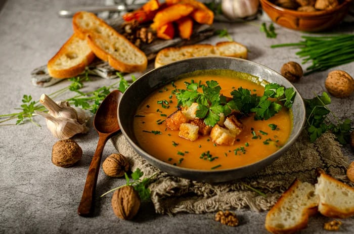 Rețete vegane de toamnă: supe-cremă, tocănițe și deserturi sănătoase perfect adaptate zilelor răcoroase