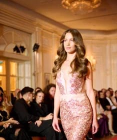 Roxana Ostroveanu, românca care a impresionat Paris Fashion Week cu inovația sa artistică