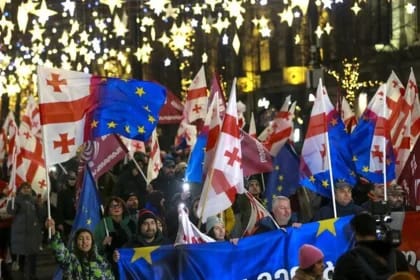 Georgia în flăcări: mii de protestatari în stradă, în timp ce guvernul proclamă victoria, iar poliția intervine cu gaze lacrimogene