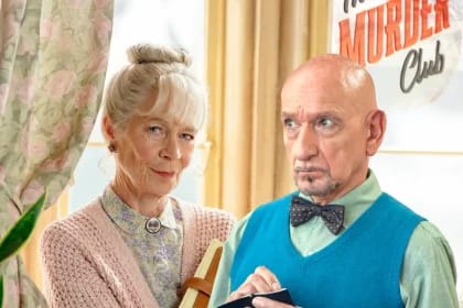 Sir Ben Kingsley și Celia Imrie despre bătrânețe ca reinventare și legătura profundă cu generațiile viitoare: „Butonatul nu aduce înțelepciune