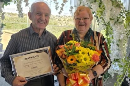 Patru decenii de dăruire: doi britanici premiați pentru că au crescut 75 de copii