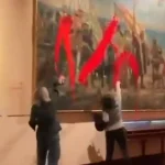 Incident grav de Ziua Naţională a Spaniei. Momentul în care două activiste aruncă vopsea pe un tablou al lui Columb