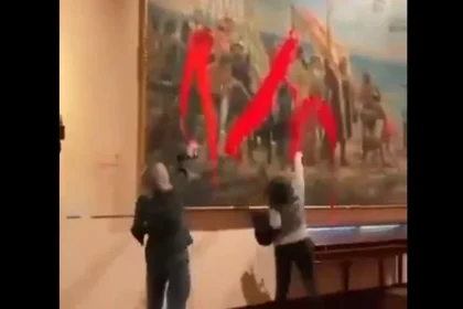 Incident grav de Ziua Naţională a Spaniei. Momentul în care două activiste aruncă vopsea pe un tablou al lui Columb