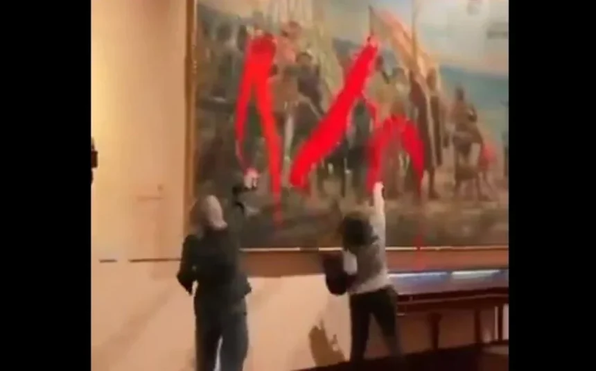 Incident grav de Ziua Naţională a Spaniei. Momentul în care două activiste aruncă vopsea pe un tablou al lui Columb