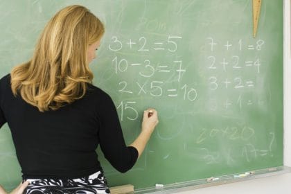 Profesorii câștigă mai puțin începând cu septembrie. Ministerul Educației: Dascălii au încasat «spor la spor». Replica sindicatelor