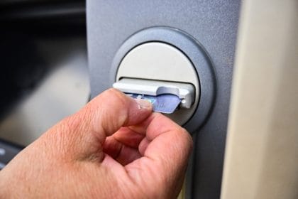 O bancă dispare din România. Ce se întâmplă cu clienții și până când pot fi folosite cardurile