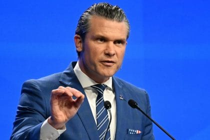 Incident la bordul avionului care-l transportă pe secretarul Apărării din SUA, Pete Hegseth. Aeronava a afișat un cod de urgență