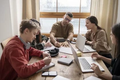 Generația Z în fața provocărilor pieței muncii. „Puțini se așteaptă la 7.000 de lei, din prima. Dar măcar un 5.000, să poți trăi”