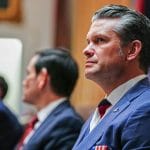 Pete Hegseth, surprins purtând o cravată în culorile steagului rus la întâlnirea dintre Donald Trump și Volodimir Zelenski