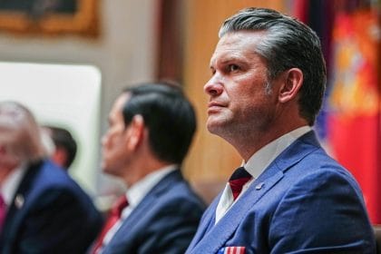 Pete Hegseth, surprins purtând o cravată în culorile steagului rus la întâlnirea dintre Donald Trump și Volodimir Zelenski