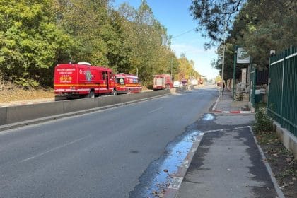 Incendiu în Pipera. Două mașini au luat foc. Gazele au fost oprite în zonă, iar 58 persoane au fost evacuate dintr-un hotel