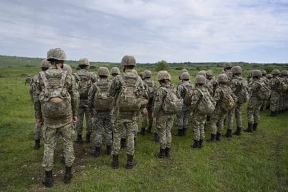 Comisiile din Parlament aprobă achiziția de tancuri și introducerea serviciul militar voluntar de 4 luni, cerute de MApN