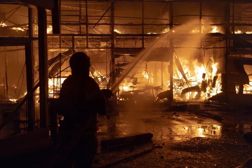 Atac aerian cu bombe ghidate asupra Harkovului: explozii și incendii devastatoare în două cartiere, 9 persoane au fost rănite