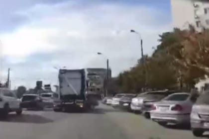 Imagini șocante pe un bulevard din Timișoara: Un autoturism a fost târât de un cap tractor zeci de metri