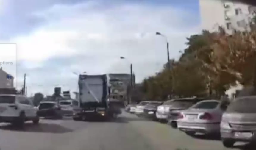 Alertă pe un bulevard din Timișoara: cap tractor târăște un autoturism zeci de metri Imagini șocante pe un bulevard din Timișoara: Un autoturism a fost târât de un cap tractor zeci de metri