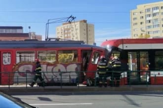 Accident bizar în Arad: Un tramvai a plecat singur din depou și a lovit o altă garnitură. Patru persoane au fost rănite