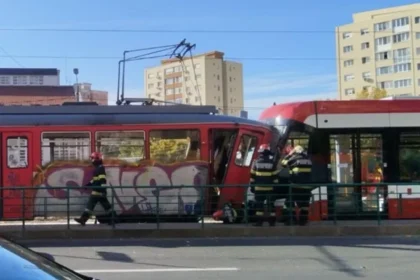 Accident bizar în Arad: Un tramvai a plecat singur din depou și a lovit o altă garnitură. Patru persoane au fost rănite