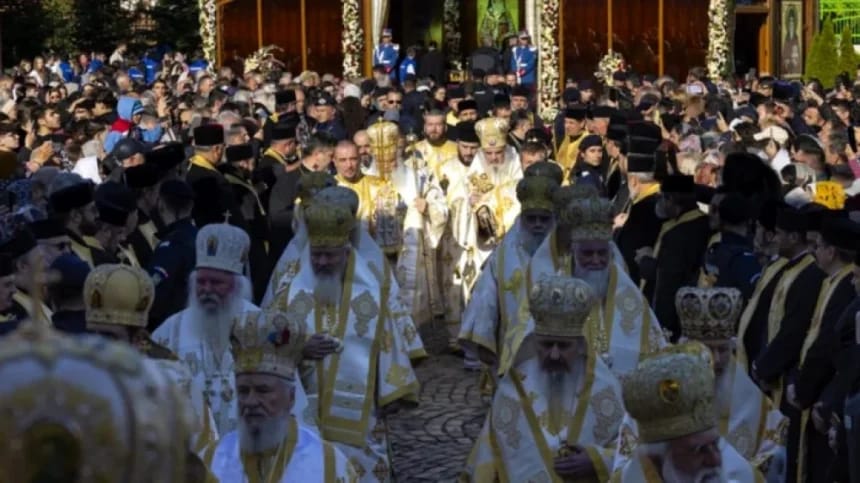 Dealul Mitropoliei, neîncăpător: mii de credincioși la pelerinajul de Sfântul Dimitrie în Capitală Pelerinajul de Sfântul Dimitrie cel Nou începe în Capitală. Mii de credincioși s-au adunat pe Dealul Mitropoliei