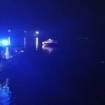 Accident naval în municipiul Galați. O ambarcațiune în care se aflau trei persoane a lovit o barjă. Una din victime este inconștientă