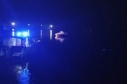Accident naval în municipiul Galați. O ambarcațiune în care se aflau trei persoane a lovit o barjă. Una din victime este inconștientă