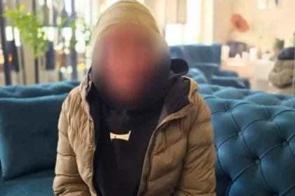 O contabilă din Kenya a ajuns femeie de serviciu în România și trăiește cu frică. „Mi-e teamă în fiecare zi să nu fiu…”